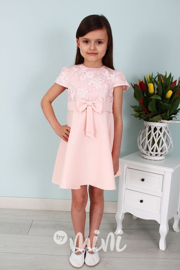 Elegant pudrové šaty s krajkou