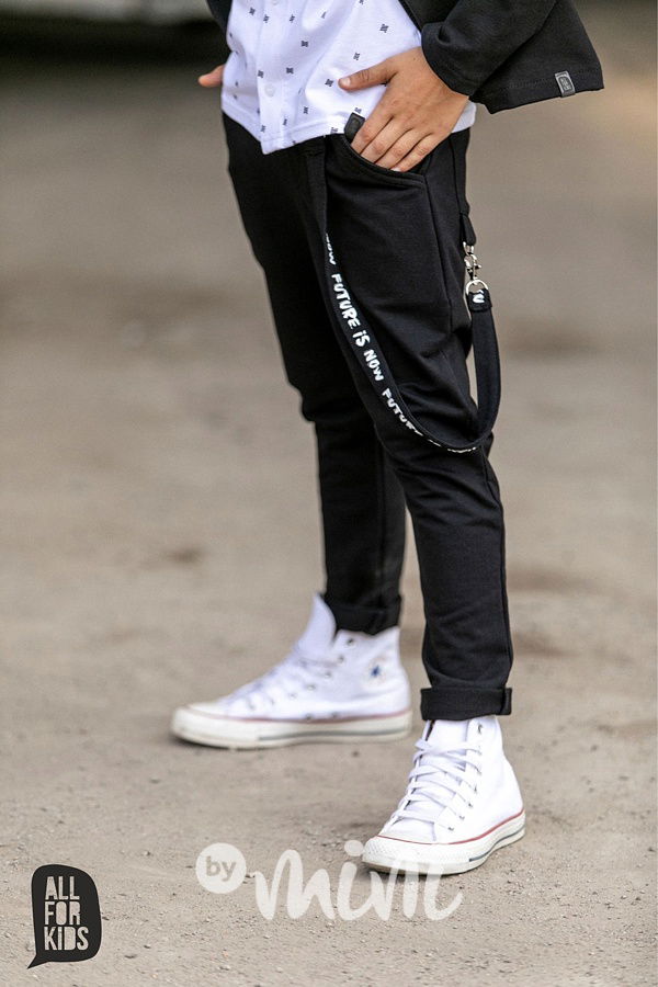 Černé kalhoty s dlouhým laclem