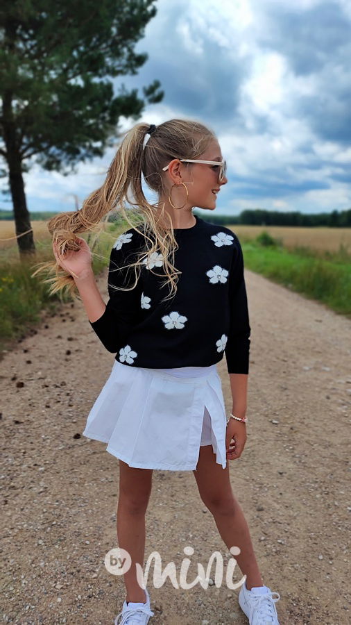 Černý svetřík flowers