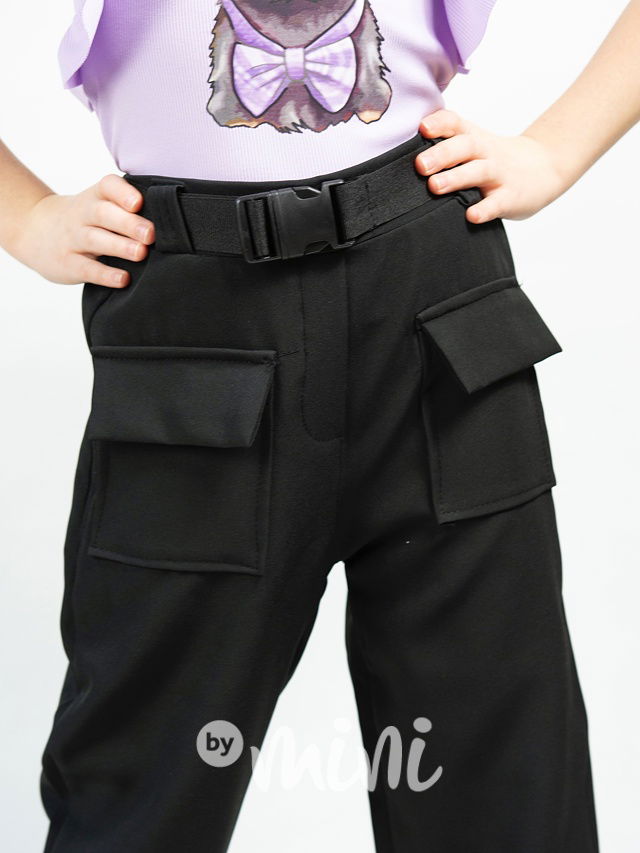 Cargo kalhoty s kapsami a páskem černé