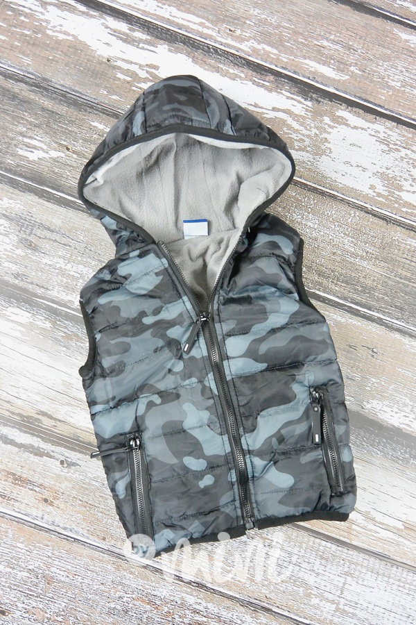 Šedá army vesta vyteplená fleecem