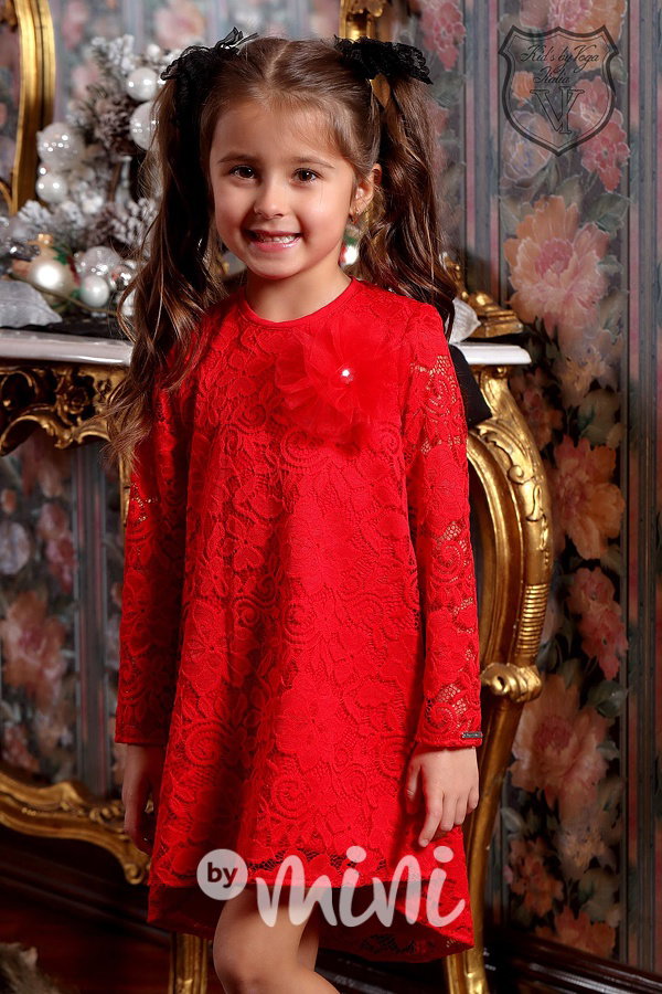 Červené krajkové šaty