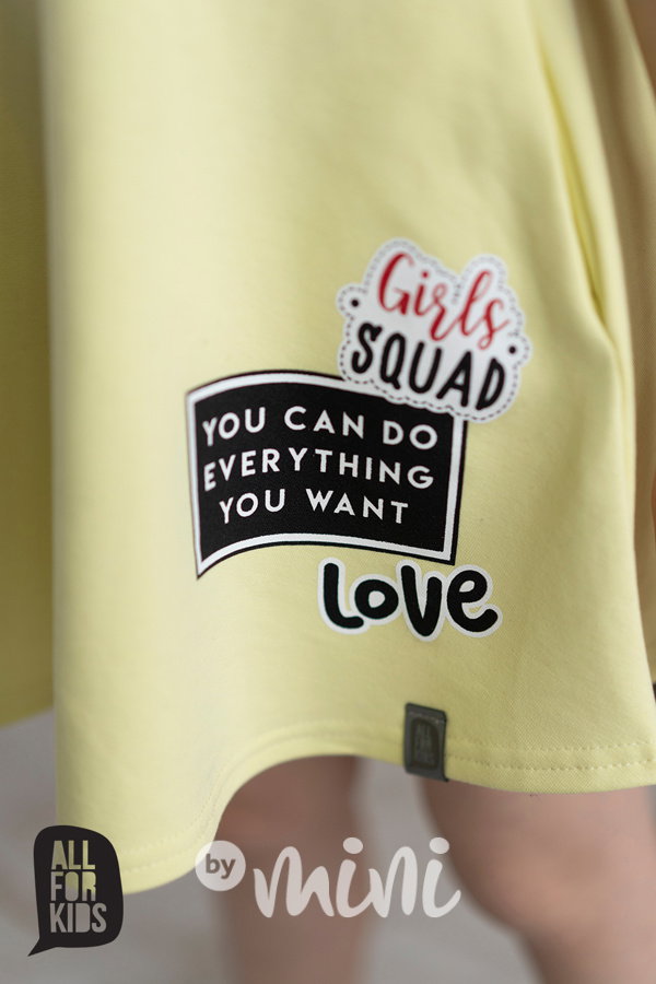 Dětské žluté šaty s nápisem a kapsami
