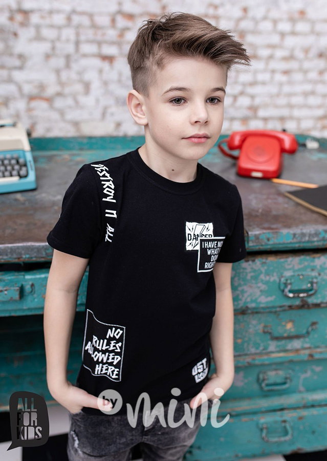 Černé triko s nášivkami