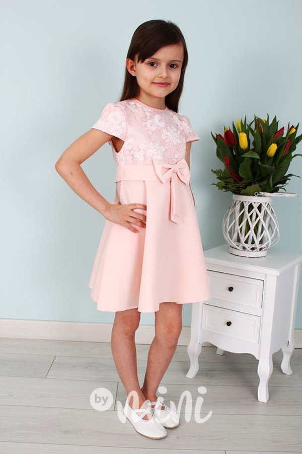 Elegant pudrové šaty s krajkou