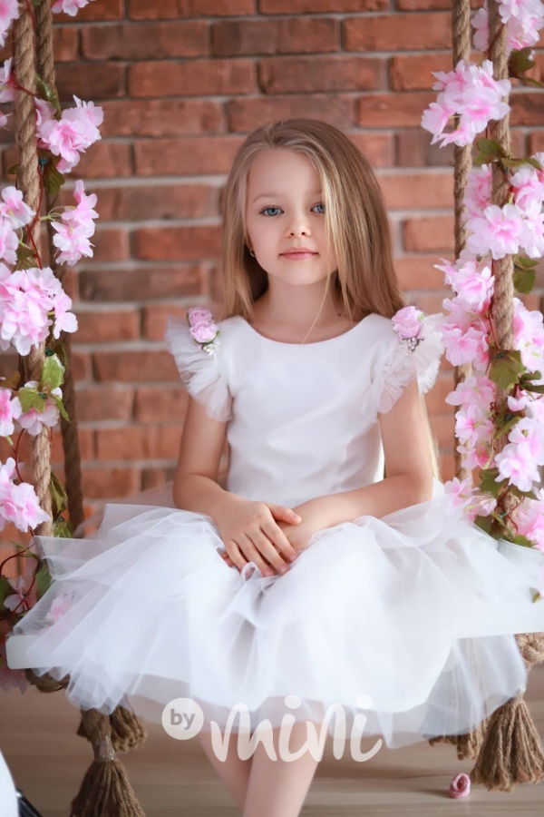 svatební šaty pro družičky bílé