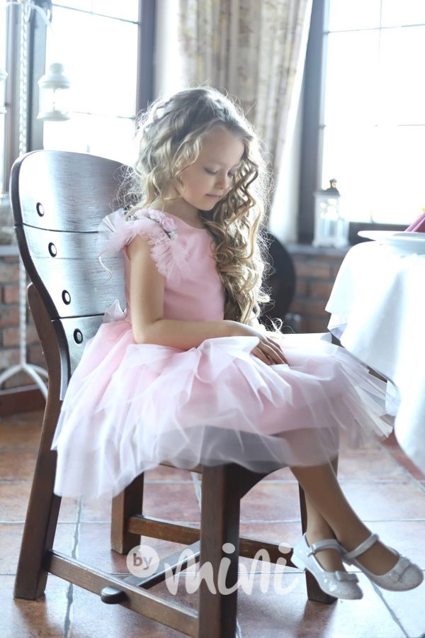 Dívčí šaty na svatbu