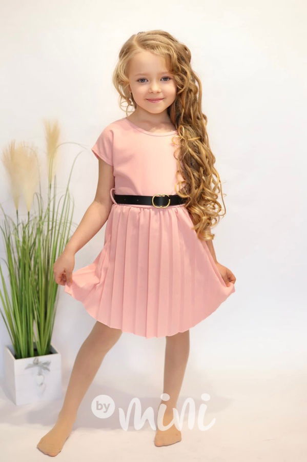 Elegant šaty s plisovanou sukní a páskem