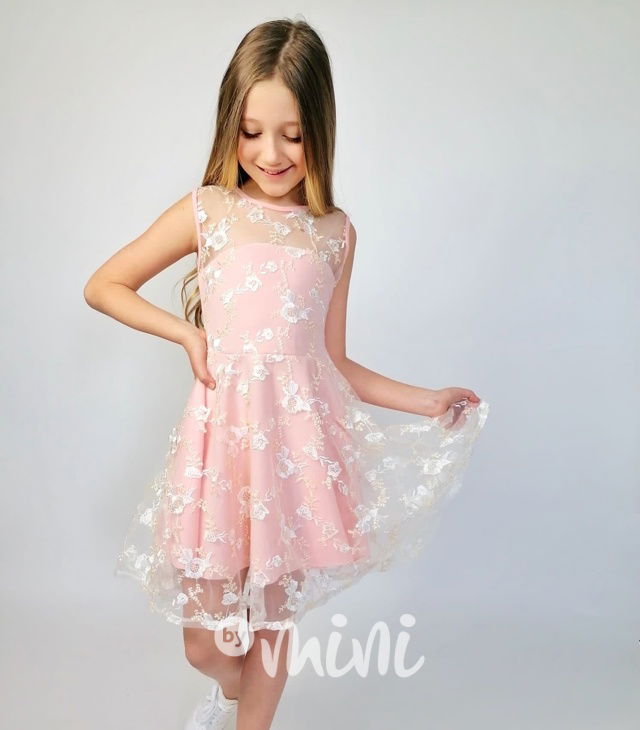 Vyšívané společenské šaty