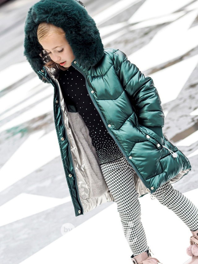 Zimní metalický kabát s kožešinou smaragd