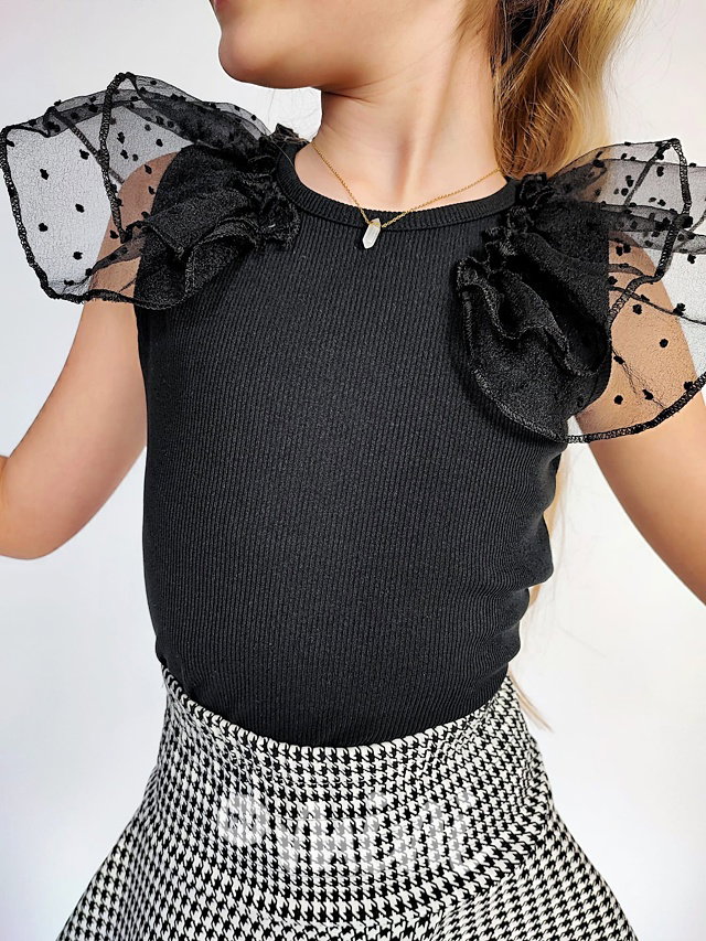 Černý top s tylovými rukávy