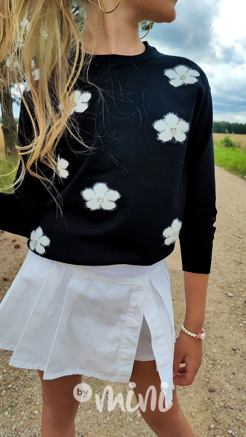 Černý svetřík flowers