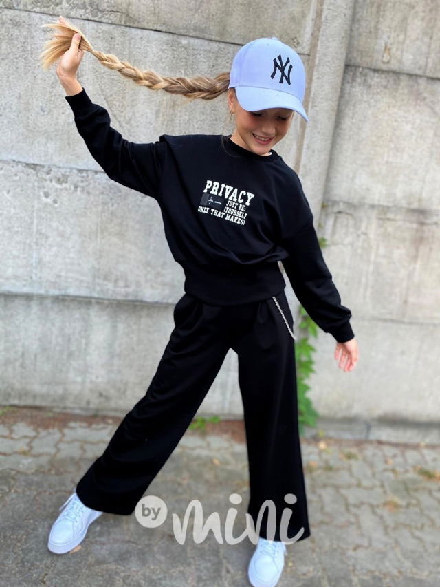 Černé kalhoty s řetízkem