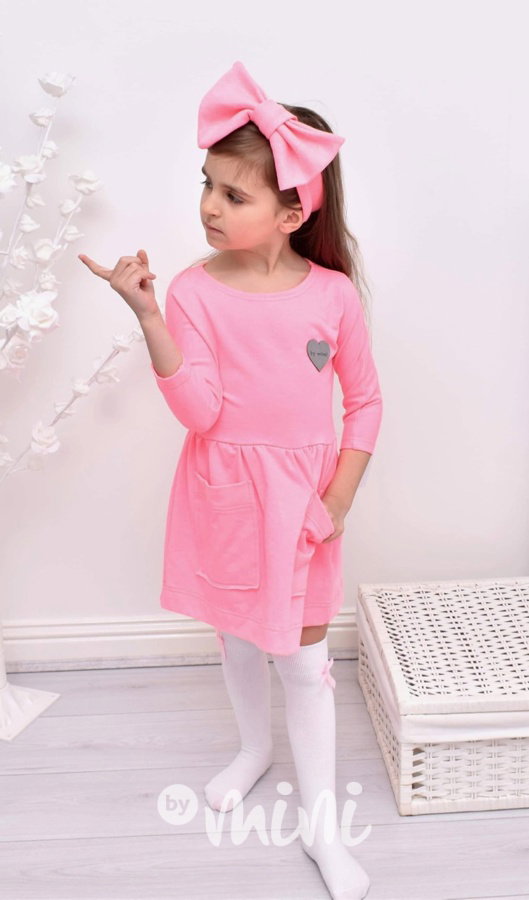 Neon pink šaty s kapsičkami