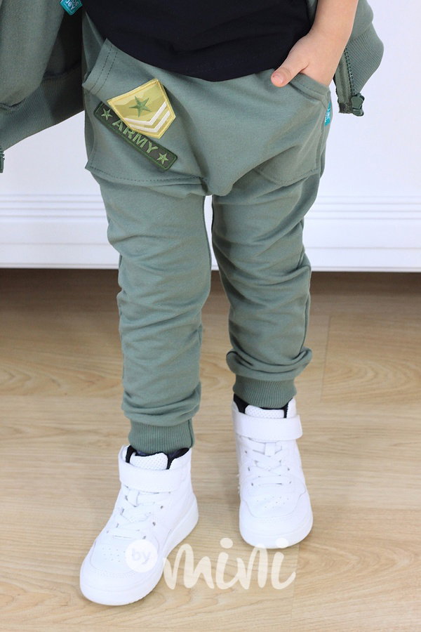 Zelené baggy s army nášivkami