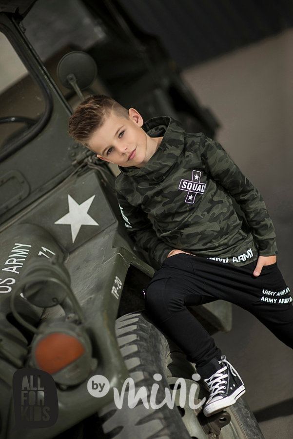 Černé baggy tepláčky s aplikací