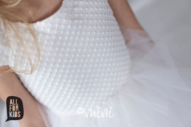 Bílé dívčí šaty pro družičku