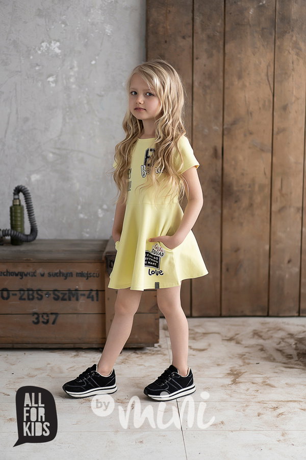 Dětské žluté šaty s nápisem