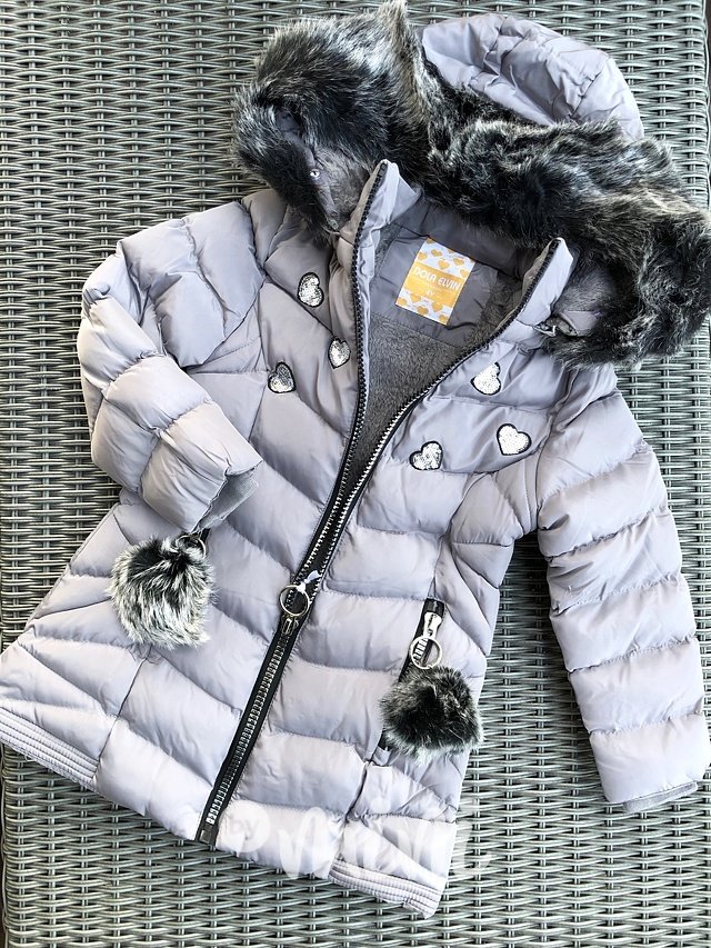 Šedivý dívčí dětský zimní kabát prošívaný s kapucí a kožešinou srdíčka BY MINI