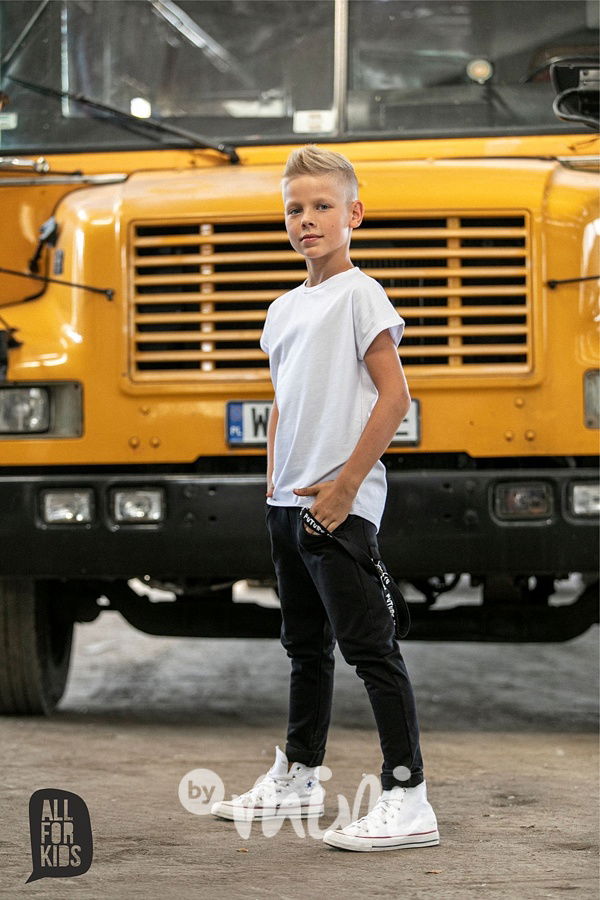 Černé kalhoty s dlouhým laclem