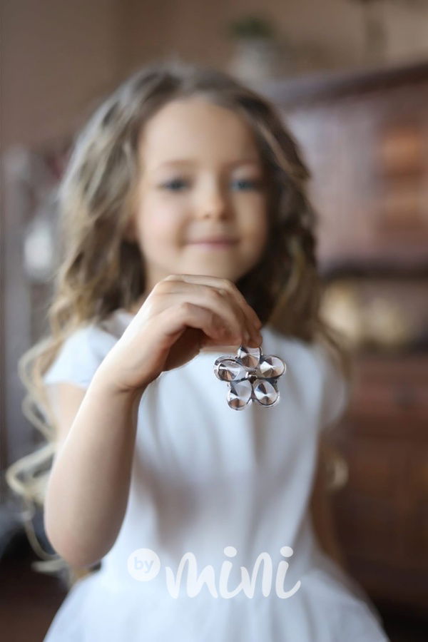 Bílé svatební šaty pro družičky s řetízkem