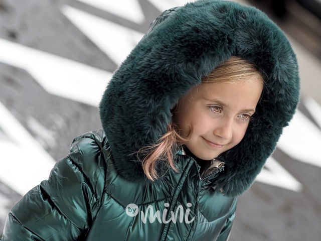 Zimní metalický kabát s kožešinou smaragd