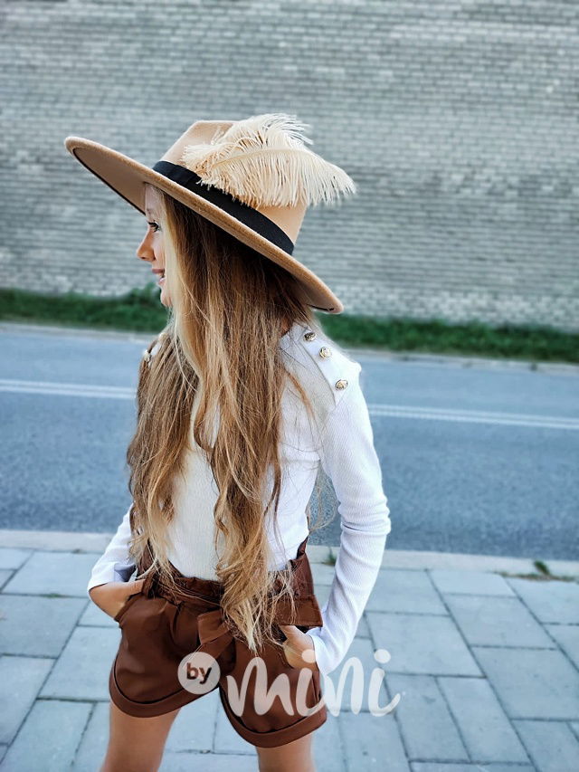 Žebrovaná bílá blůzka se zlatými knoflíky