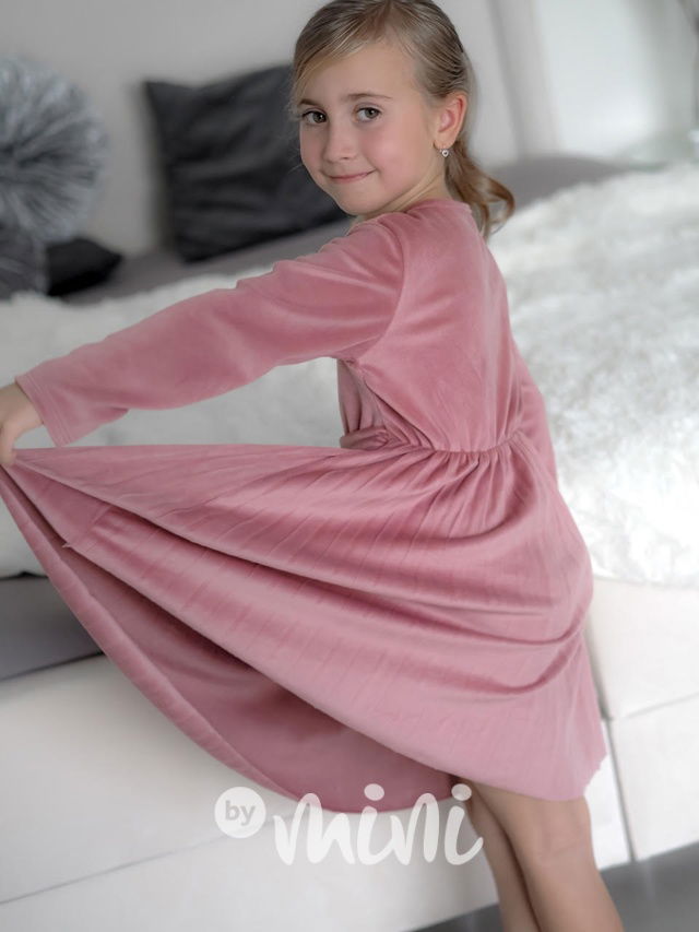 Velurové růžové šaty s plisovanou sukní