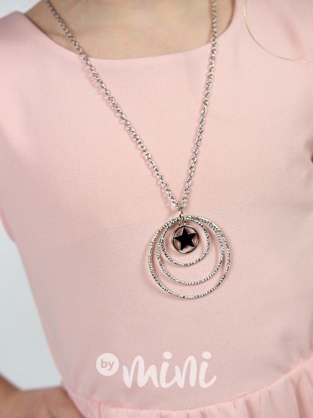 Pudrové šaty s řetízkem