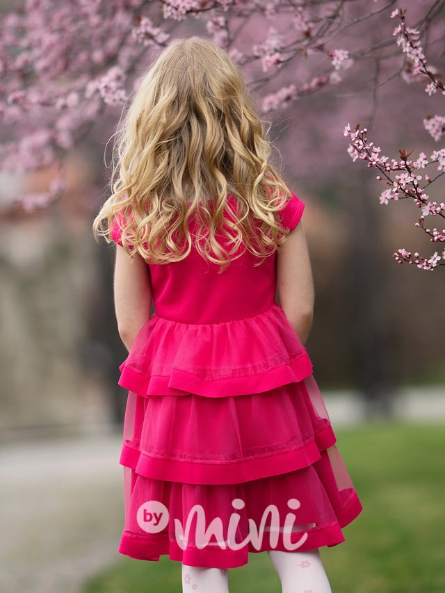 Malinové vrstvené šaty s řetízkem