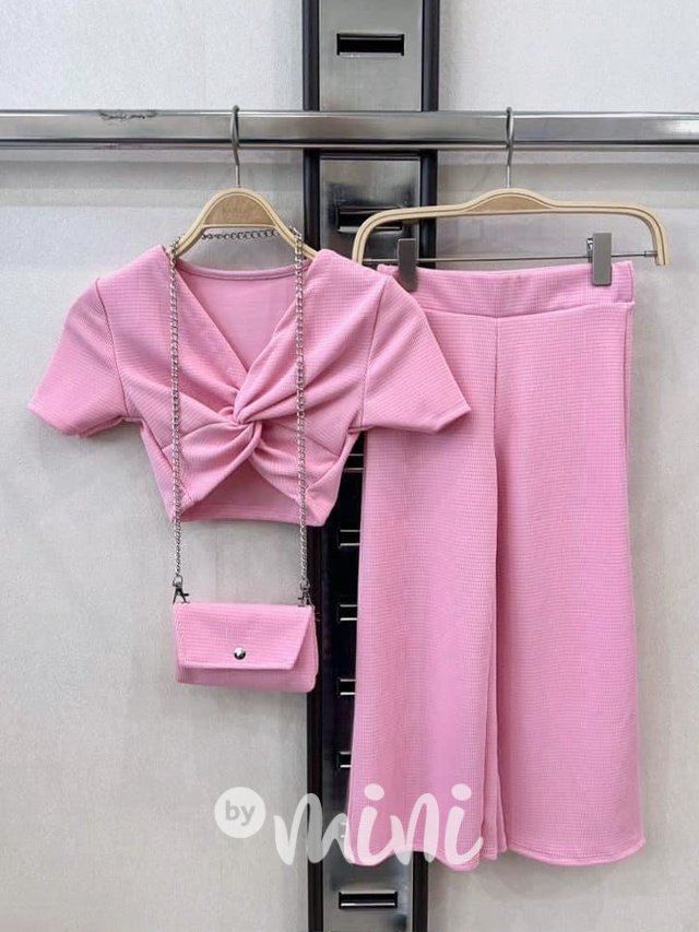 Růžový crop top + volné kalhoty + kabelka