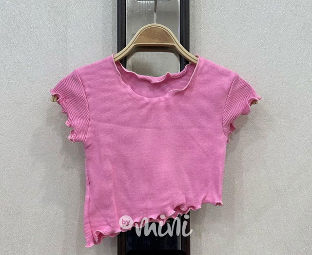 Asymetrický crop top