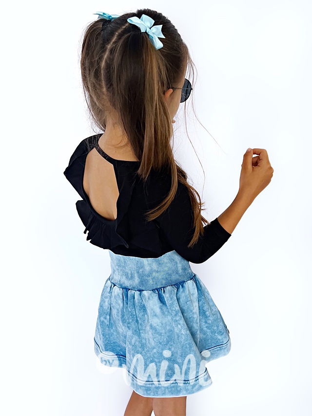 Černá blůzka s otevřenými zády a řasením