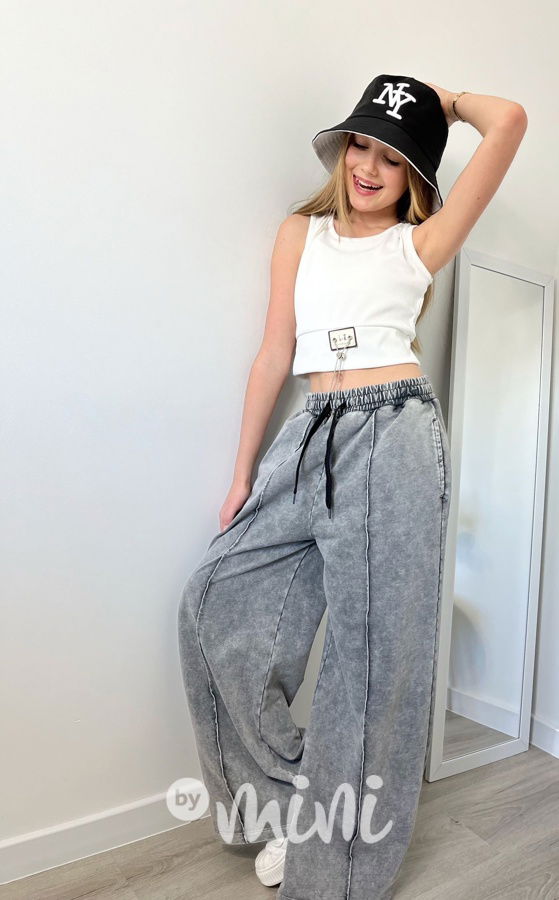 Bílý crop top s řetízkem